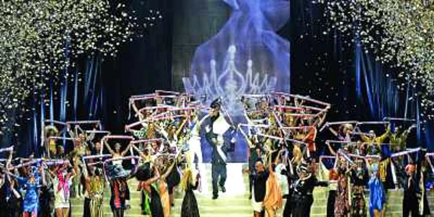 Prezentarea lui Jean Paul Gaultier de la
Paris a fost un spectacol de muzică şi culoare FOTO: AFP