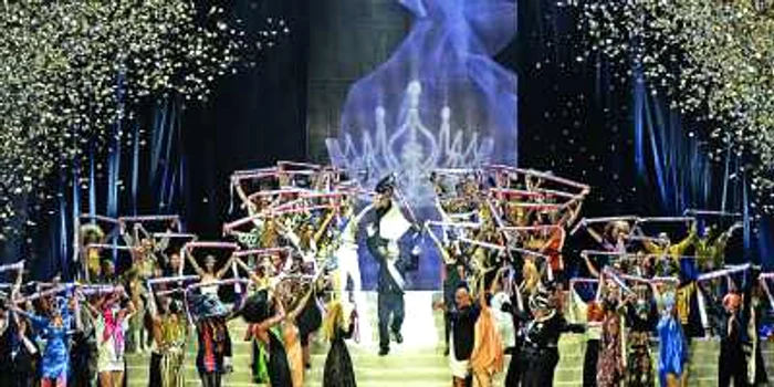 Prezentarea lui Jean Paul Gaultier de la
Paris a fost un spectacol de muzică şi culoare FOTO: AFP