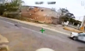 Vehicul onu lovit de ruși în Herson FOTO captură video jpg