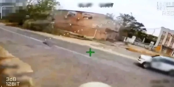 Vehicul onu lovit de ruși în Herson FOTO captură video jpg