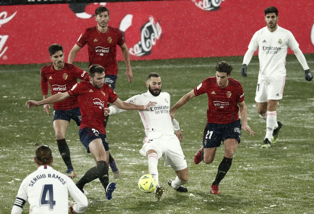 Benzema (Real Madrid) este înconjurat de jucătorii OsasuneiFoto: EPA-EFE