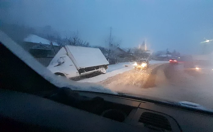 Camioneta a derapat și a ajuns în șanț. FOTO Cristina Moise