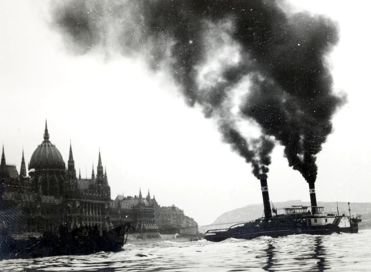 Un remorcher pe Dunăre, în fața Parlamentului din Budapesta, în anul 1931 