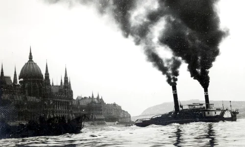 Un remorcher pe Dunăre, în fața Parlamentului din Budapesta, în anul 1931 