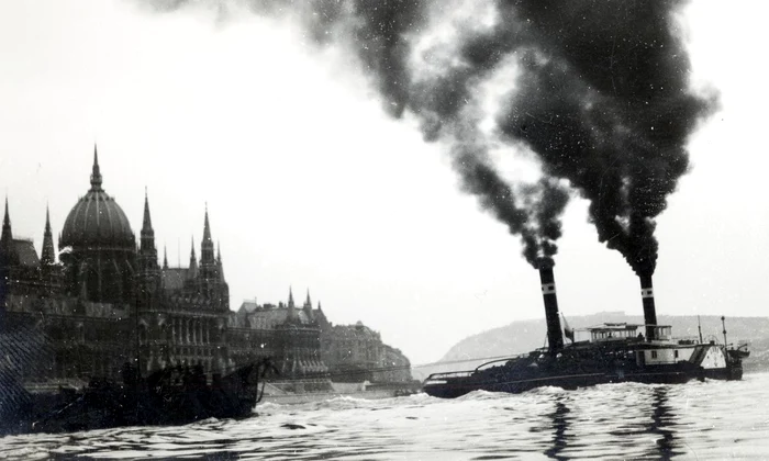 Un remorcher pe Dunăre, în fața Parlamentului din Budapesta, în anul 1931