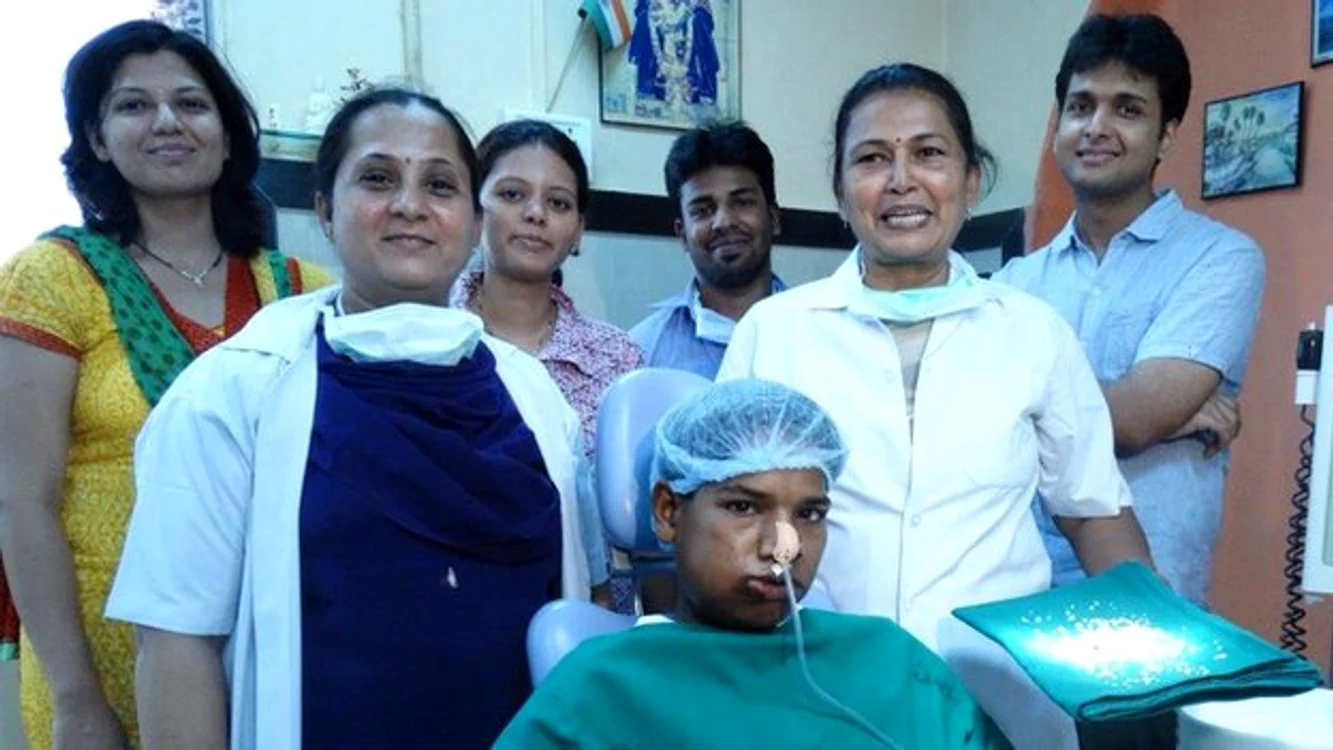 
    Colecţia de dinţi scoasă de medicii indieniFOTO BBC.com  