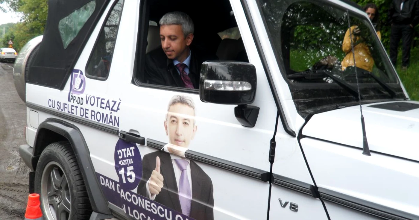 Dan Diaconescu şi-a depus candidatura aseară la BEJ Satu Mare  FOTO Cristina Cîcău
