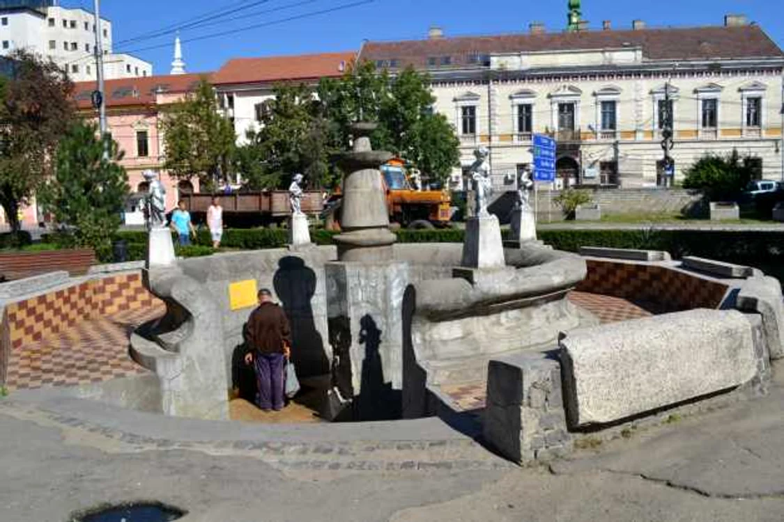 Fântâna cu îngeraşi a devenit o banală cişmea FOTO Andreea VilcovschiI