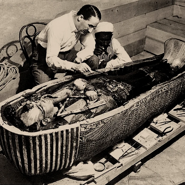 Egiptologul Howard Carter, examinând sarcofagul lui Tutankhamon. FOTO: profimedia