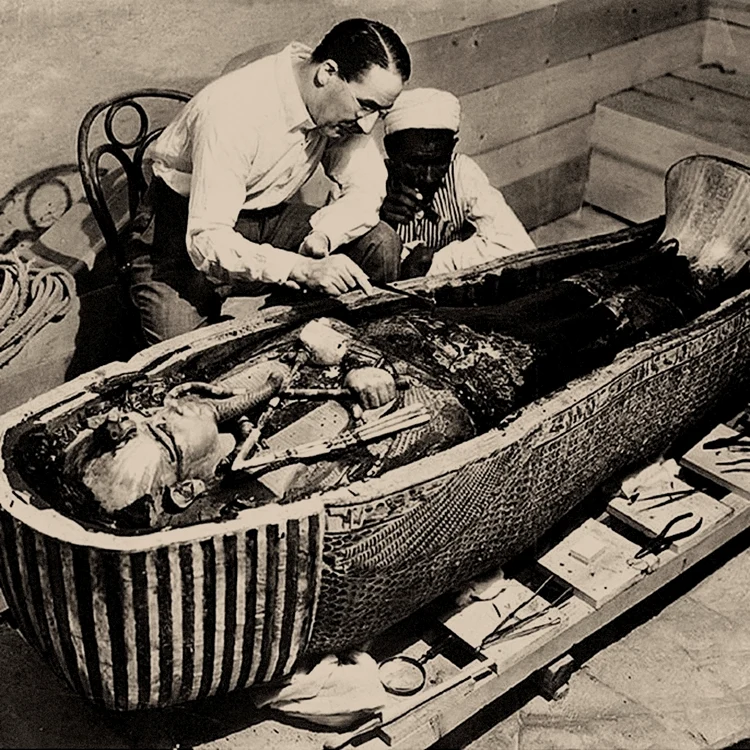 Egiptologul Howard Carter, examinând sarcofagul lui Tutankhamon. FOTO: profimedia