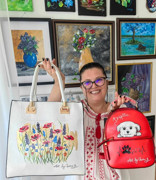 Ioana a început să picteze pe poșete FOTO arhivă personală