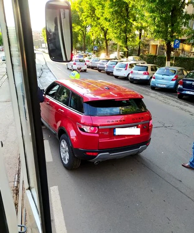 Margherita a pierdut controlul volanului şi s-a ciocnit de un alt vehicul parcat regulamentar