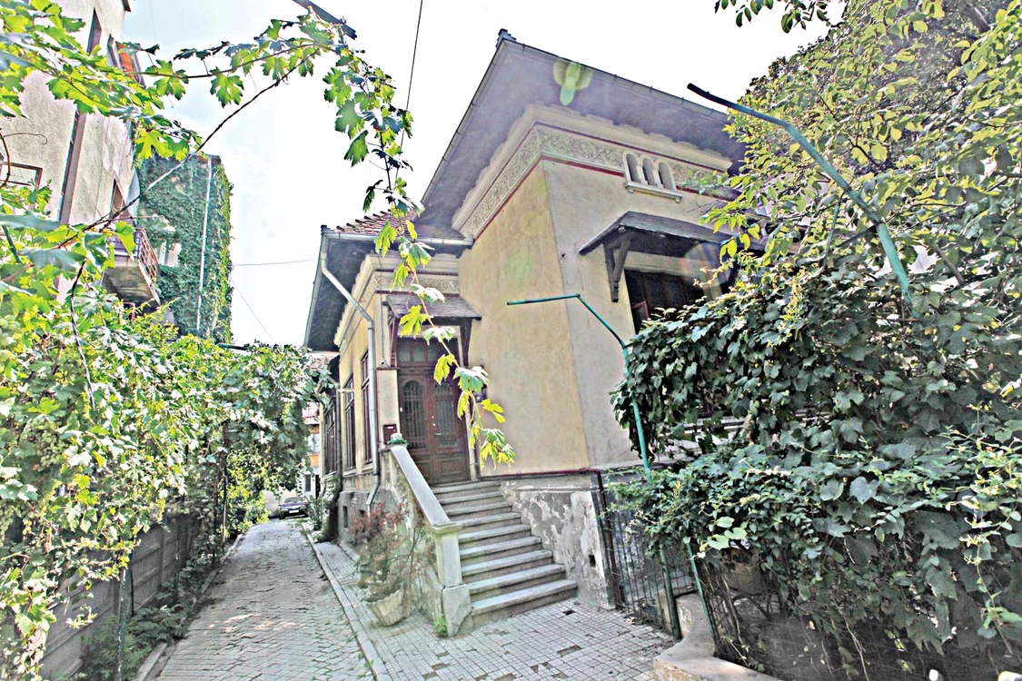 
    Casa în care a  murit Ion Dolănescu  pare blestemată  