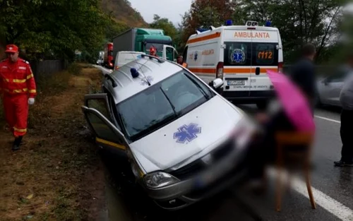 Accident pe DN 7 - E 81 la Tuţuleşti - Vâlcea  cu o ambulanţă privată Foto Adevărul