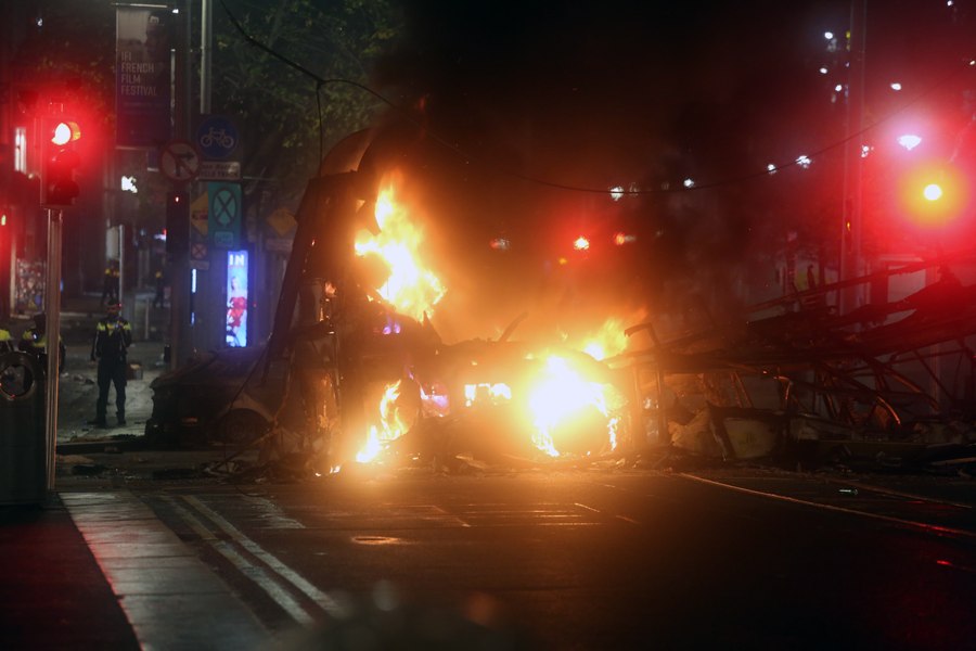 „Scene nemaivăzute de decenii” în Irlanda în cursul protestelor violente după ce un bărbat a înjunghiat mai multe persoane VIDEO
