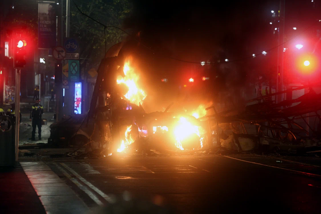 Proteste violente au izbucnit la Dublin după un atac cu cuțit asupra a cinci persoane FOTO EPA-EFE