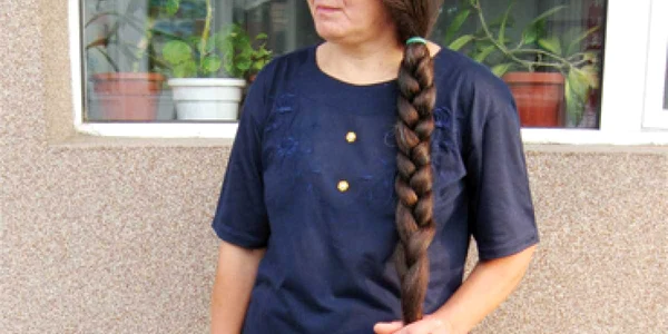 Şi-au vândut părul  ca să aibă ce mânca