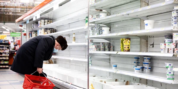 Rafturi goale - magazin - supermarket - saracie - batran - cumparaturi - FOTO Shutterstock 