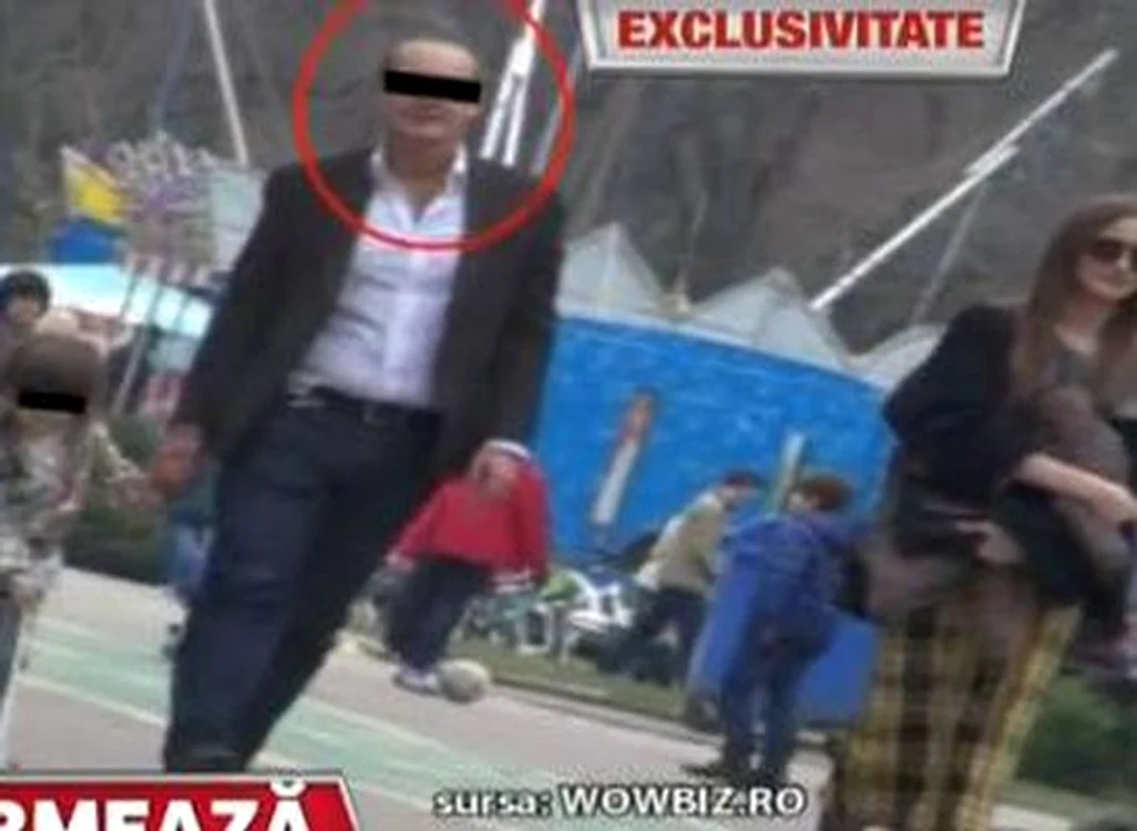 Iulia Albu, plimbare cu un bărbat în parc. (captură Kanal D)