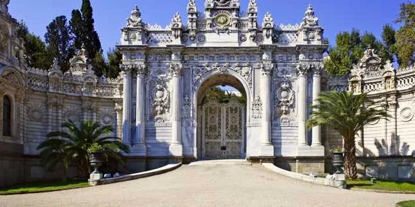 Palatul Dolmabahce din Istanbul FOTO en.wikipedia.org