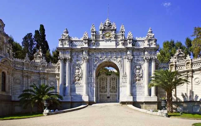 Doi indivizi au tras focuri de armă spre agenţii de securitate staţionaţi la intrarea în Palatul Dolmabahçe