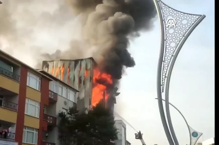 Cauza incendiului e în curs de investigare. FOTO Captură video Liberty 365 YouTube