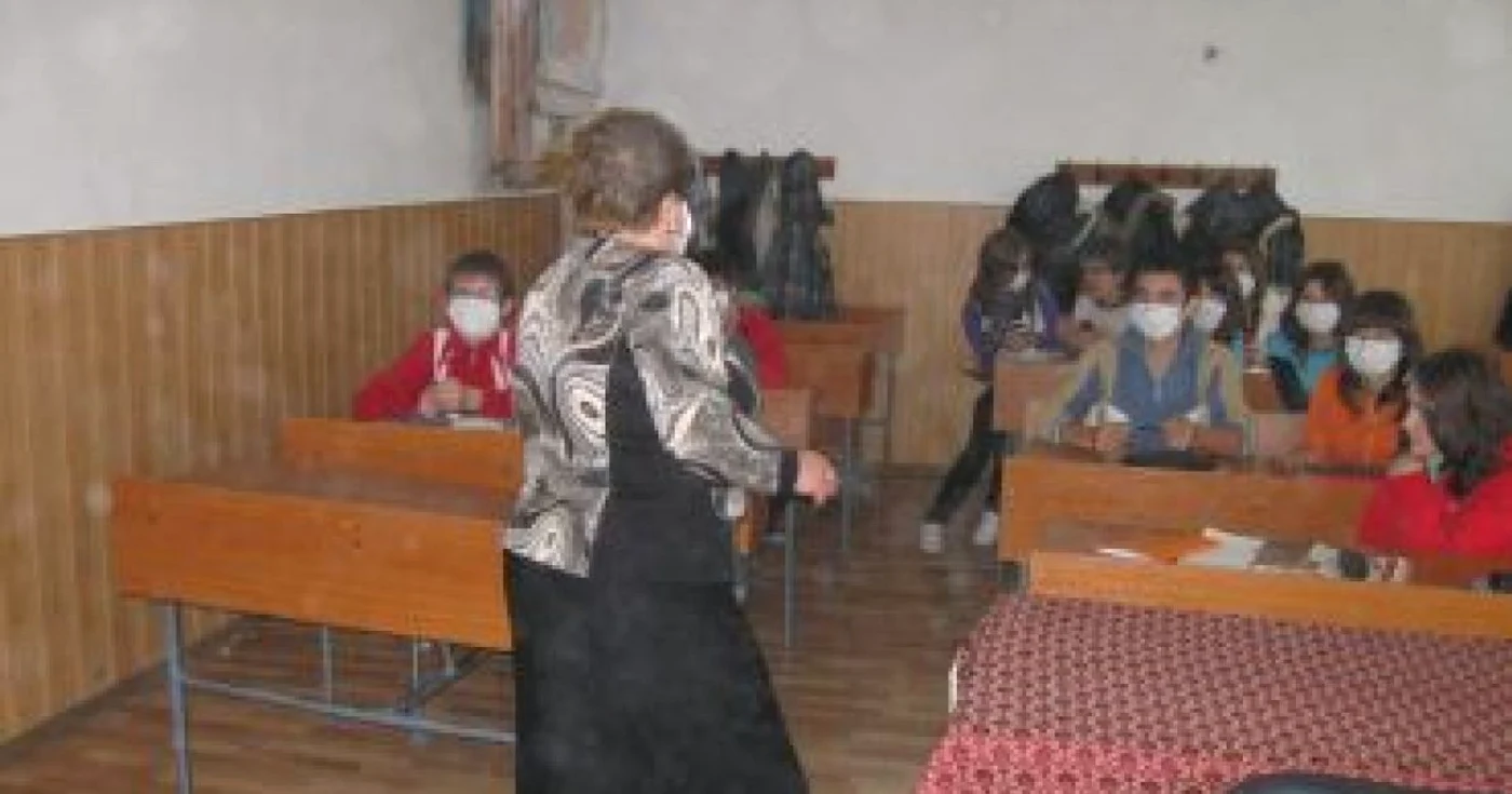 Botoşani:UPDATE Panică în şcoli de la gripa porcină!Elevii şi profesorii obligaţi să poarte măşti
