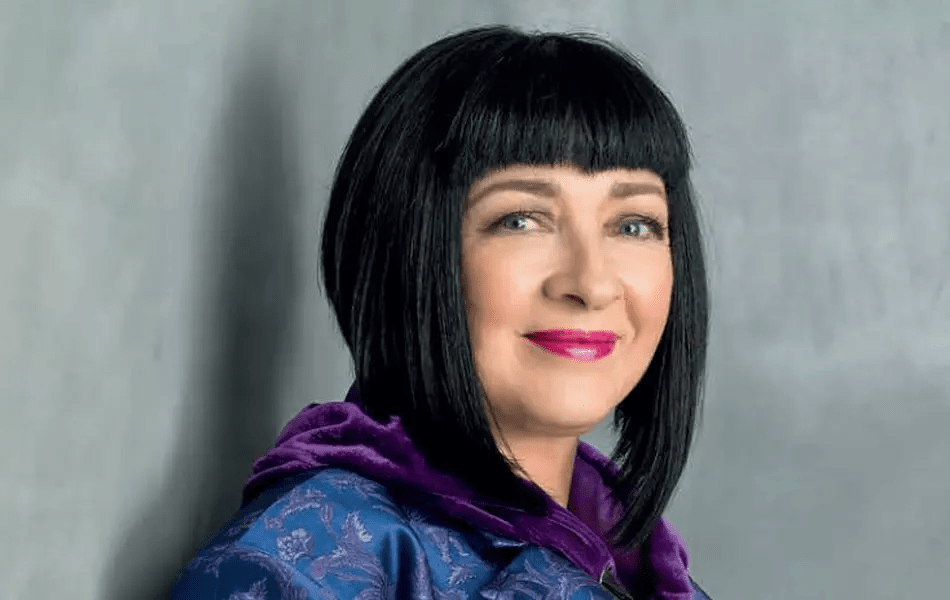 Poartă sau nu Neti Sandu perucă? Vedeta Pro TV a fost trasă de păr pe stradă