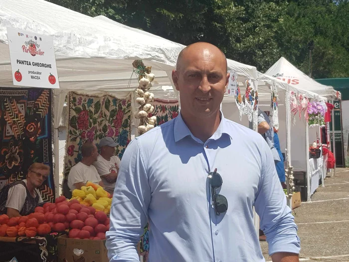 Primarul Ciprian Otlăcan spune că la târg participă producători din județ FOTO Claudia Untaru 