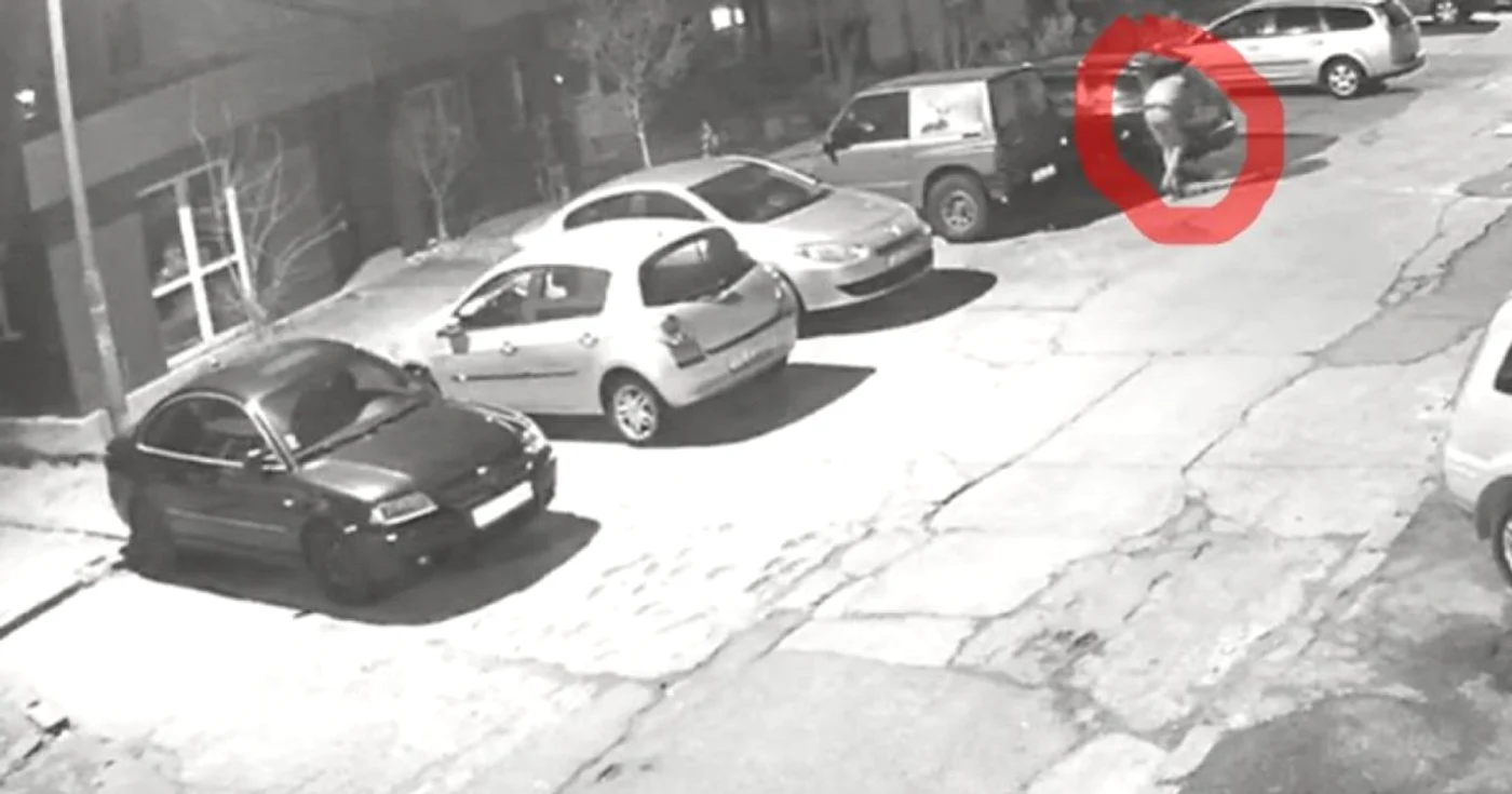Un tânăr a fost filmat cum incendiază maşina unui poliţist FOTO Sindicatul „Diamantul”