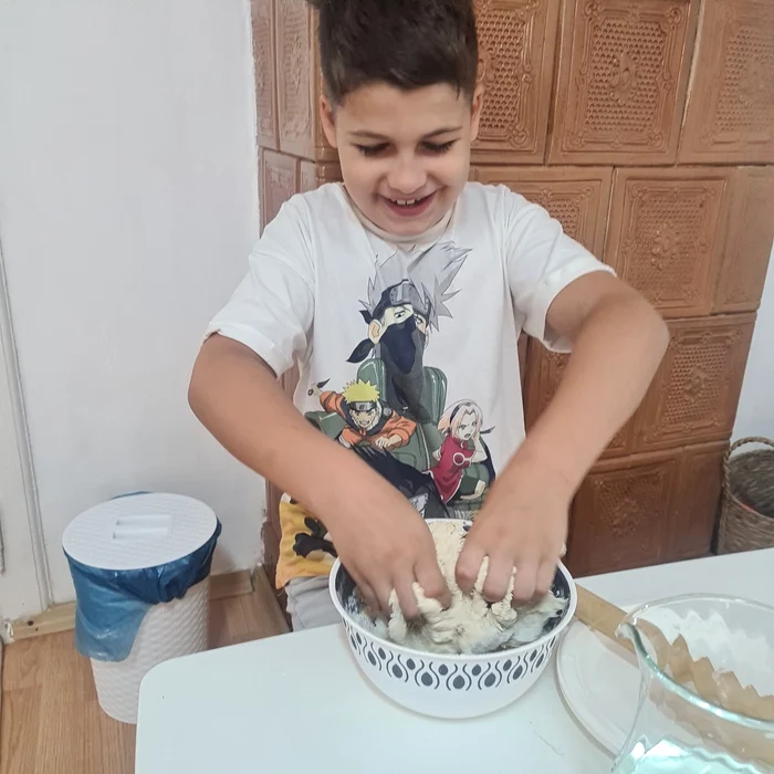 Copiii pleacă acasă cu obiectele pe care le crează FOTO Lucia Mihai