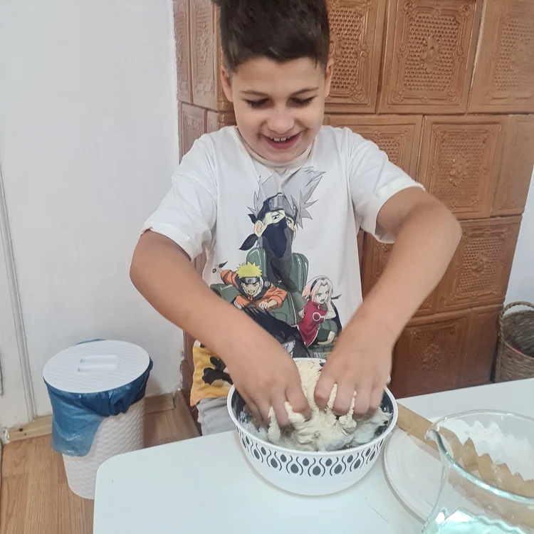 Copiii pleacă acasă cu obiectele pe care le crează FOTO Lucia Mihai