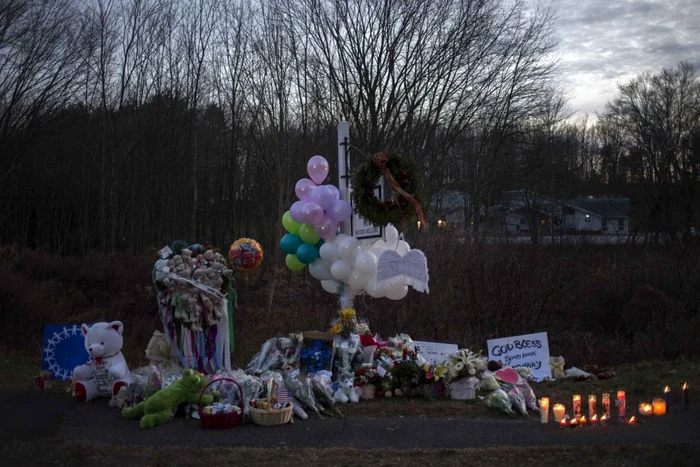 20 de copii cu vârste cuprinse între şase şi şapte ani şi-au pierdut viaţa în atacul armat comis vineri dimineaţă la şcoala primară Sandy Hook din Newtown FOTO Reuters
