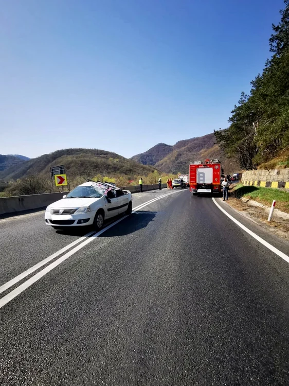 Un TIR a căzut peste un autoturism pe Valea Oltului la Boiţa - Sibiu Foto ISU Sibiu