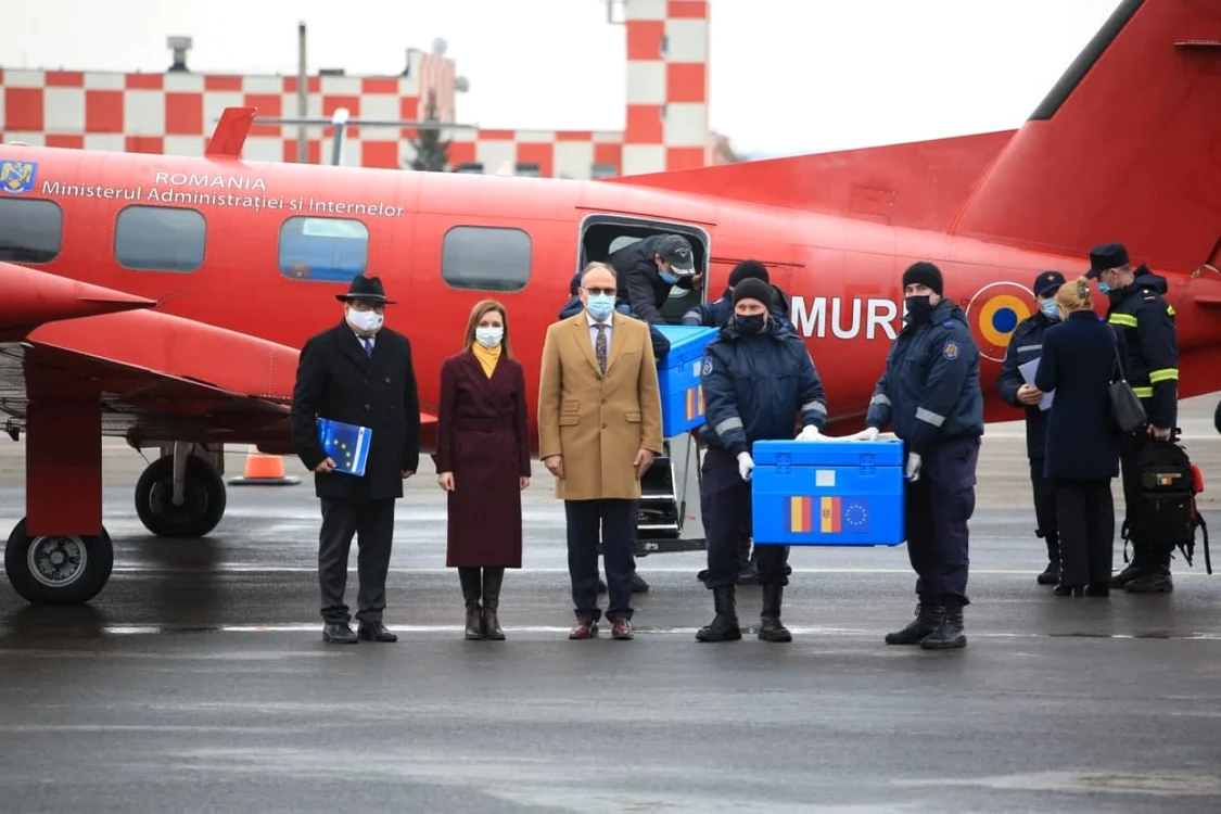 Ambasadorul UE la Chişinău, Peter Michalko, ambasadorul român Daniel Ioniţă şi preşedintele Maia Sandu au participat la ceremonia de pe Aeroportul Internaţional Chişinău, la care Republica Moldova a primit din partea României primele doze de vaccin.