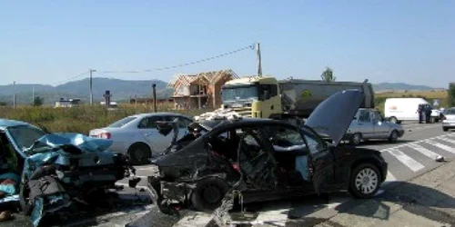 Bacău: (UPDATE) Bilanţul accidentului de pe E 85: cinci răniţi şi două maşini distruse (GALERIE FOTO)