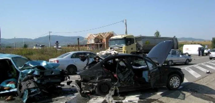 Bacău: (UPDATE) Bilanţul accidentului de pe E 85: cinci răniţi şi două maşini distruse (GALERIE FOTO)