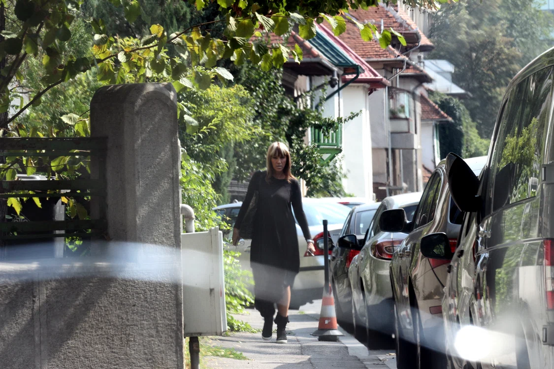 Cu o coafură în tendinţe şi o ţinută la modă, Mihaela e o apariţie