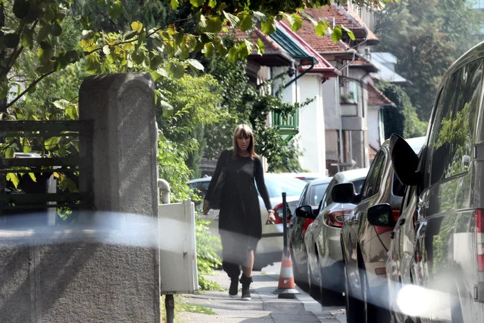 Cu o coafură în tendinţe şi o ţinută la modă, Mihaela e o apariţie