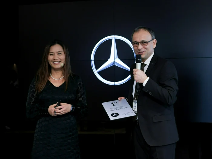 Amanda Zhang, CEO Mercedes-Benz România si Daniel Grecu, Director General Autoklass Foto: Mercedes