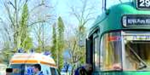Un tânăr a murit strivit de burduful tramvaiului, în timp ce încerca să îşi recupereze telefonul 