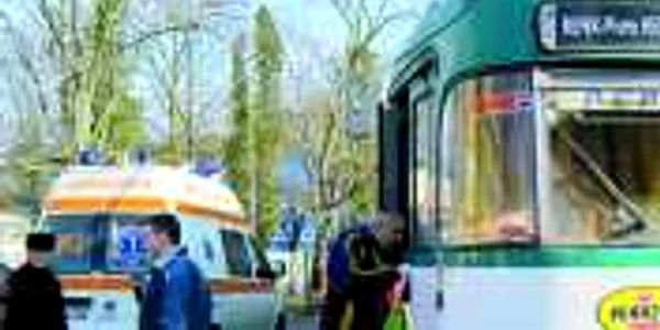 Un tânăr a murit strivit de burduful tramvaiului, în timp ce încerca să îşi recupereze telefonul 