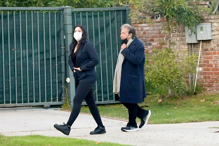 Fotoreporterii l-au surprins pe actor în compania unei tinere