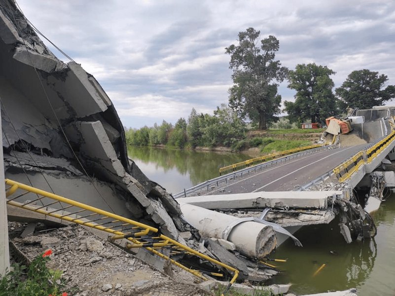 Epopeea podului prăbuşit în Siret, la Neamţ. Ruinele nu au putut fi scoase din cauza păsărilor şi a peştilor