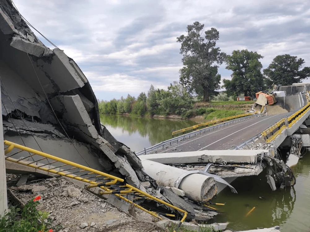 Podul s-a prăbuşit după câteva luni de la reabilitare FOTO ISU Neamţ