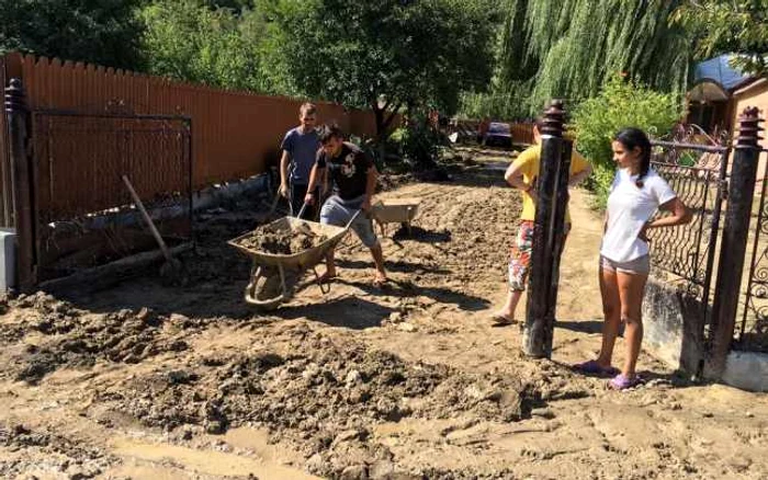 Curţile localnicilor din Urecheşti sunt şi acum pline de mâl