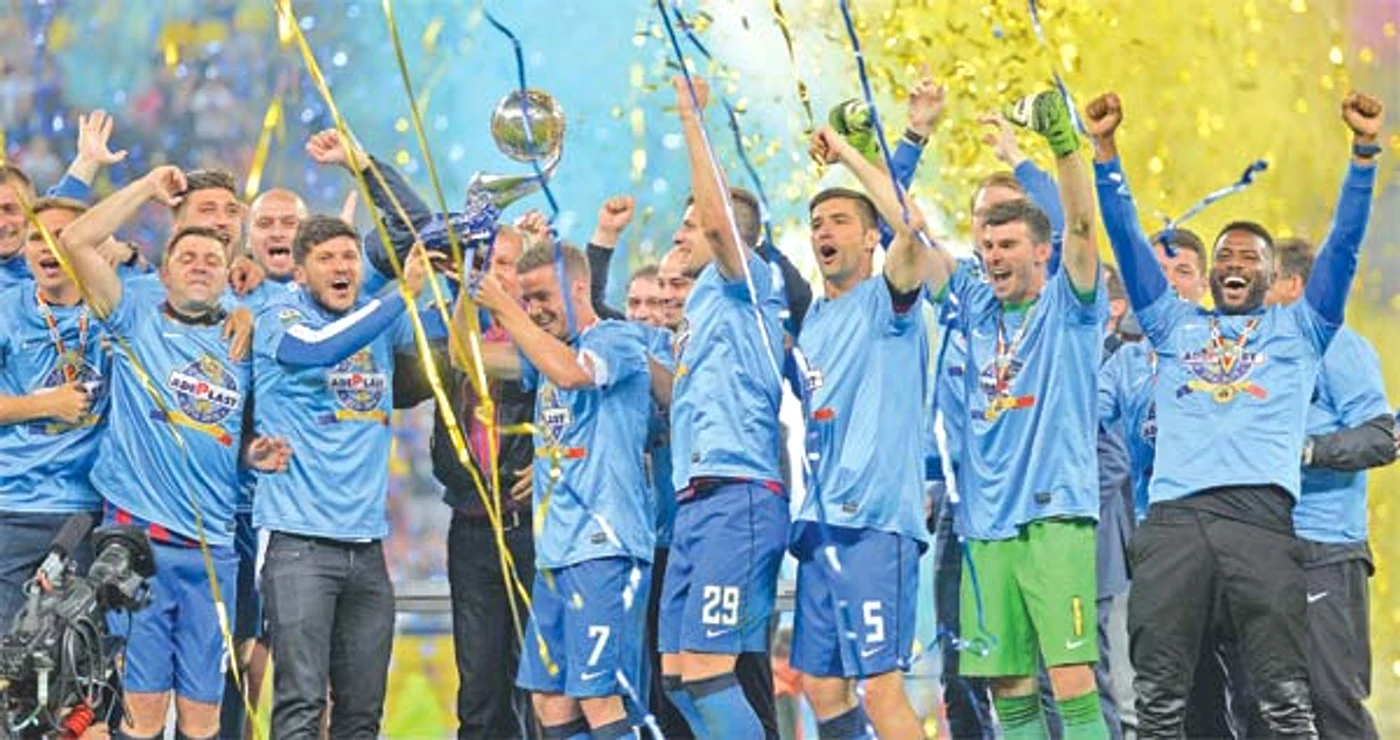 
    Echipa lui Costel Gâlcă a câştigat primul trofeu al acestui sezonFoto: Mediafax  