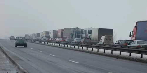 Poliţiştii le recomandă şoferilor să ruleze cu prudenţă