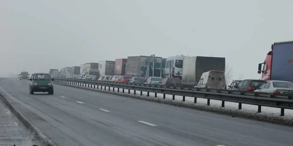 Poliţiştii le recomandă şoferilor să ruleze cu prudenţă