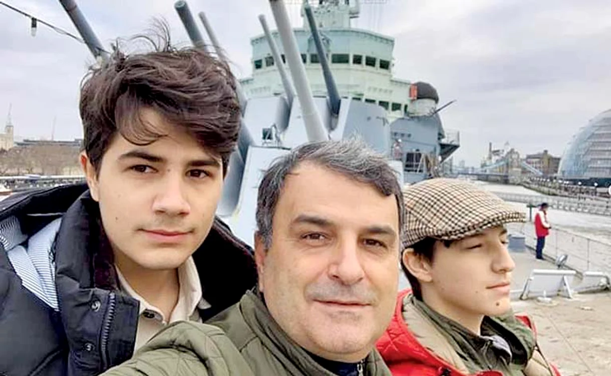 
    Lucian, alături de Mihai şi de Matei  